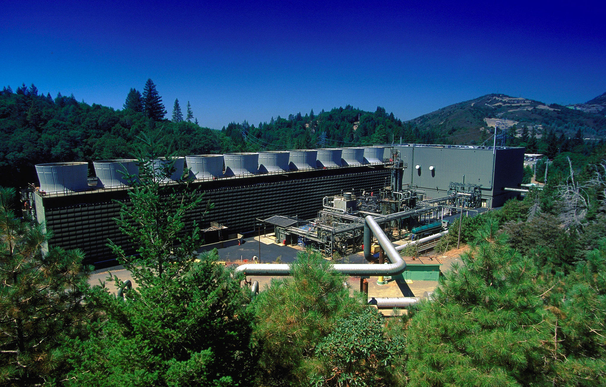 GEOTHERMAL ENERGY PLANT AT THE GEYSERS NEAR SANTA ROSA IN NORTHERN CALIFORNIA, THE WORLD'S LARGEST ELECTRICITY GEOTHERMAL DEVELOPMENT.